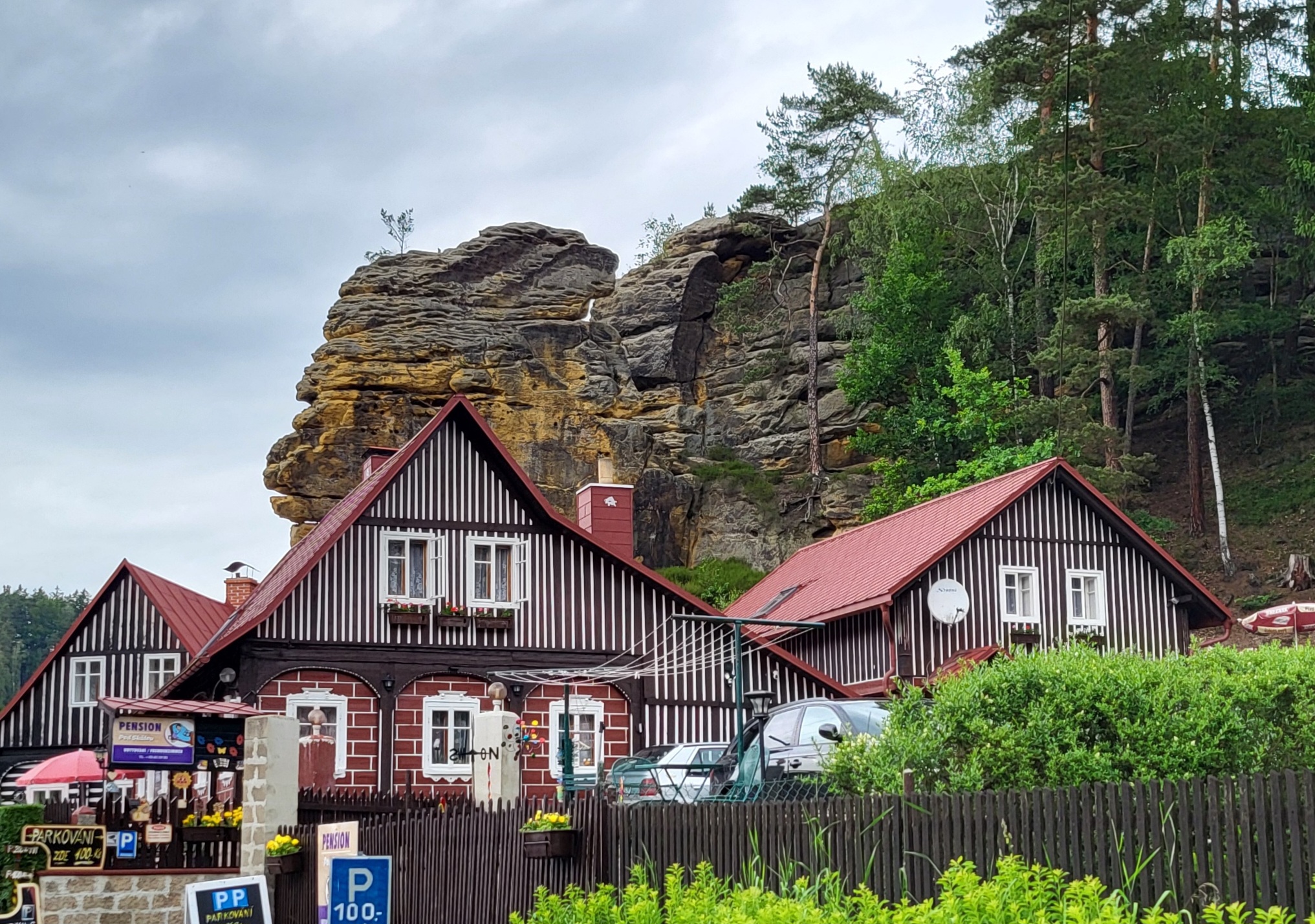 Die Böhmische Schweiz ist ein Eldorado für Kletterer. Manche haben den Felsen gleich im Garten.